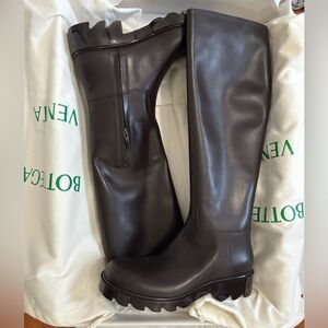 Brand new Bottega Veneta brown Strut boots